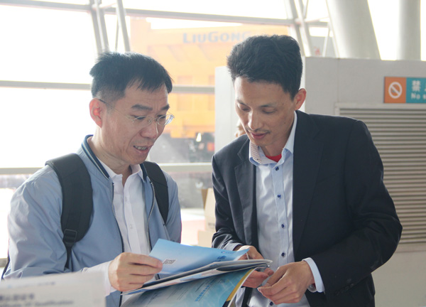 中国水泥协会会长乔龙德先生莅临suncitygroup太阳集团展台参观指导